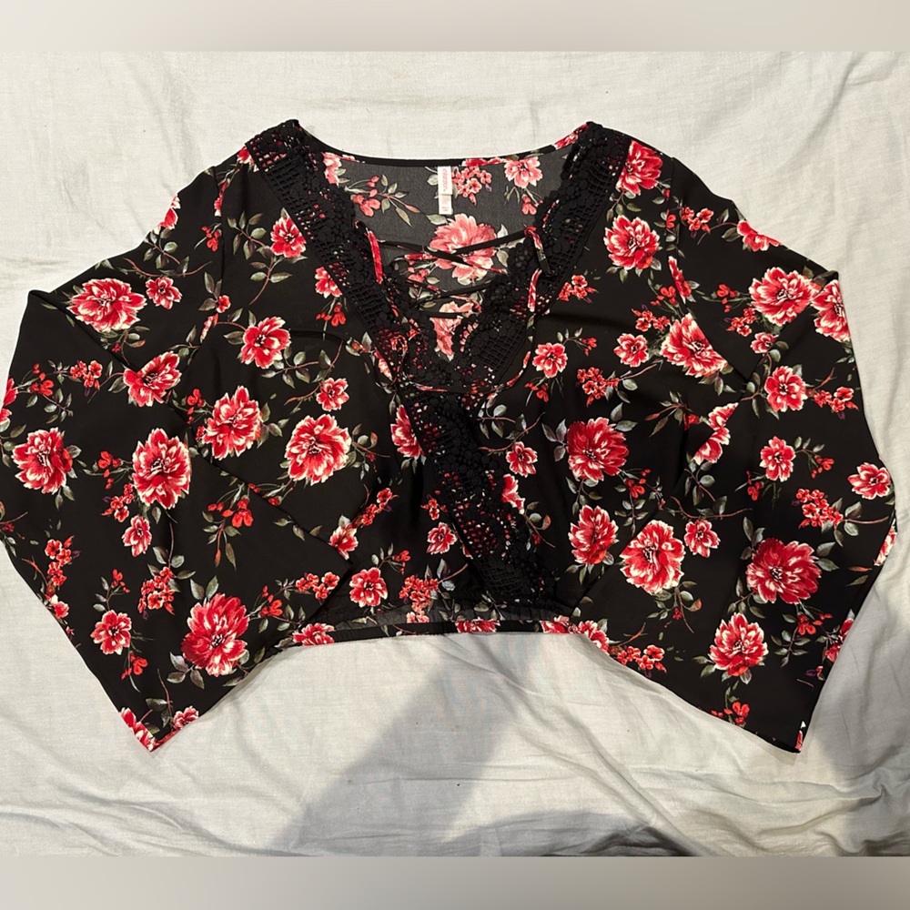 Crop blouse with bell sleeves flower pattern